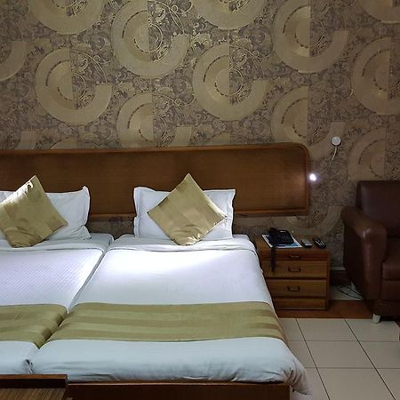 Oyo 15791 Flagship Hotel Executive Hazratganj Lucknow Dış mekan fotoğraf