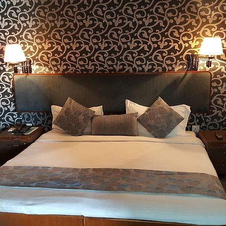 Oyo 15791 Flagship Hotel Executive Hazratganj Lucknow Dış mekan fotoğraf